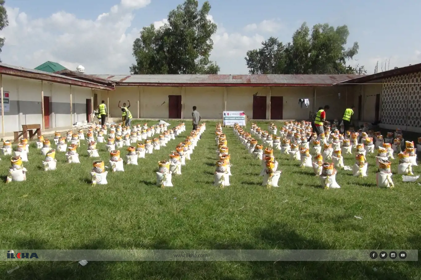 Fransa Yetim Eli’nden Afrika’da yüzlerce yoksula gıda yardımı