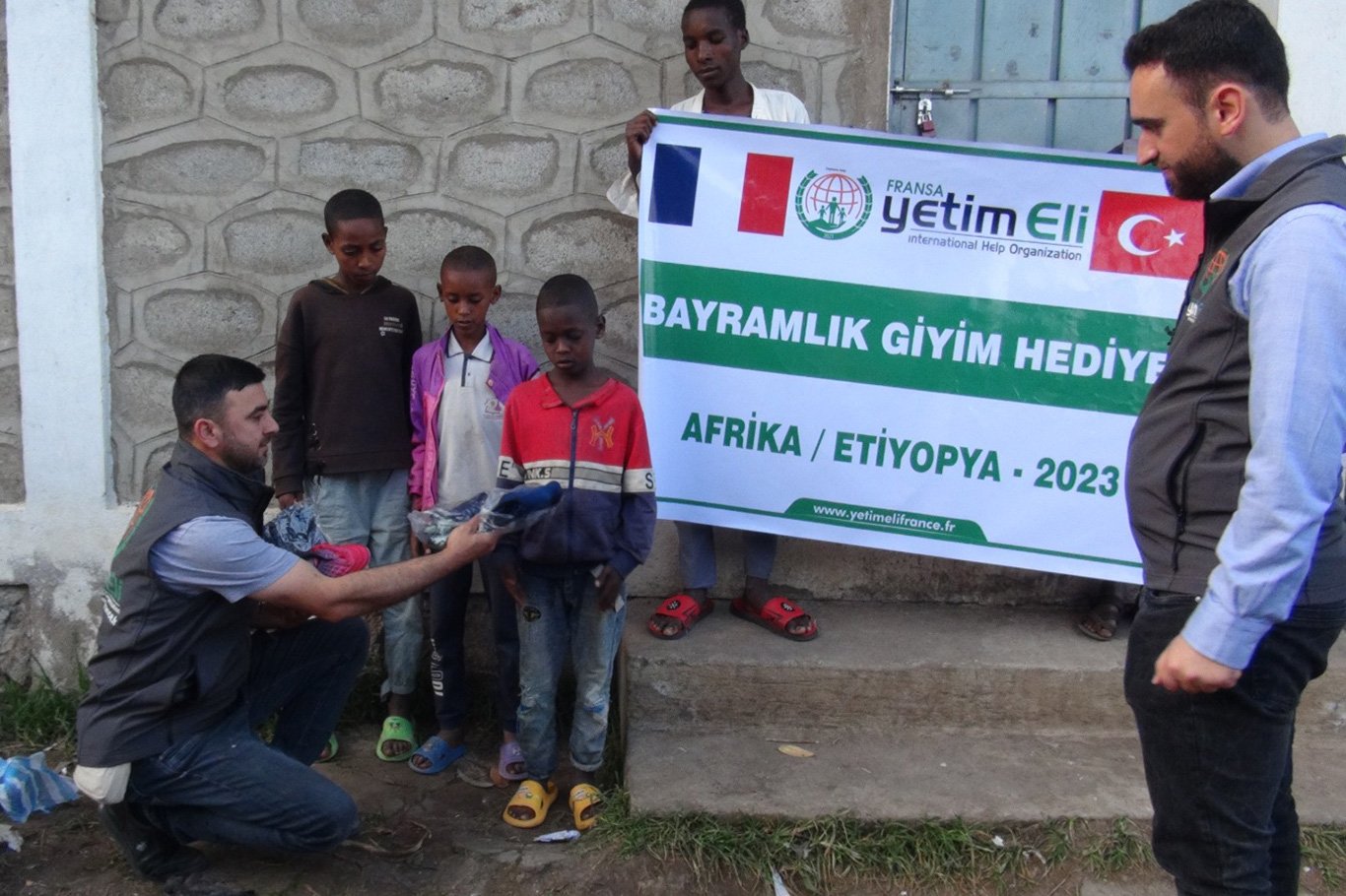 Fransa Yetim Eli bayramlık elbiselerle yetim Afrikalı çocukları sevindirdi