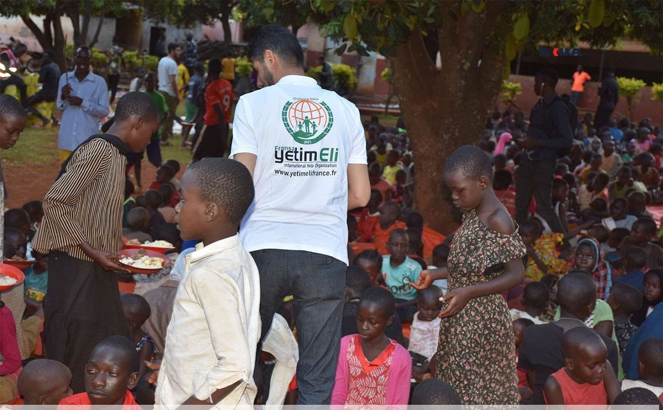 Fransa Yetim Eli Uganda’da düzenledikleri program kapsamında yüzlerce kişiye iftar verdi.