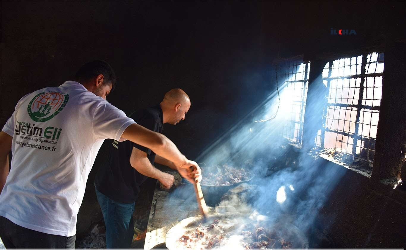 Fransa Yetim Eli Uganda’da düzenledikleri program kapsamında yüzlerce kişiye iftar verdi.