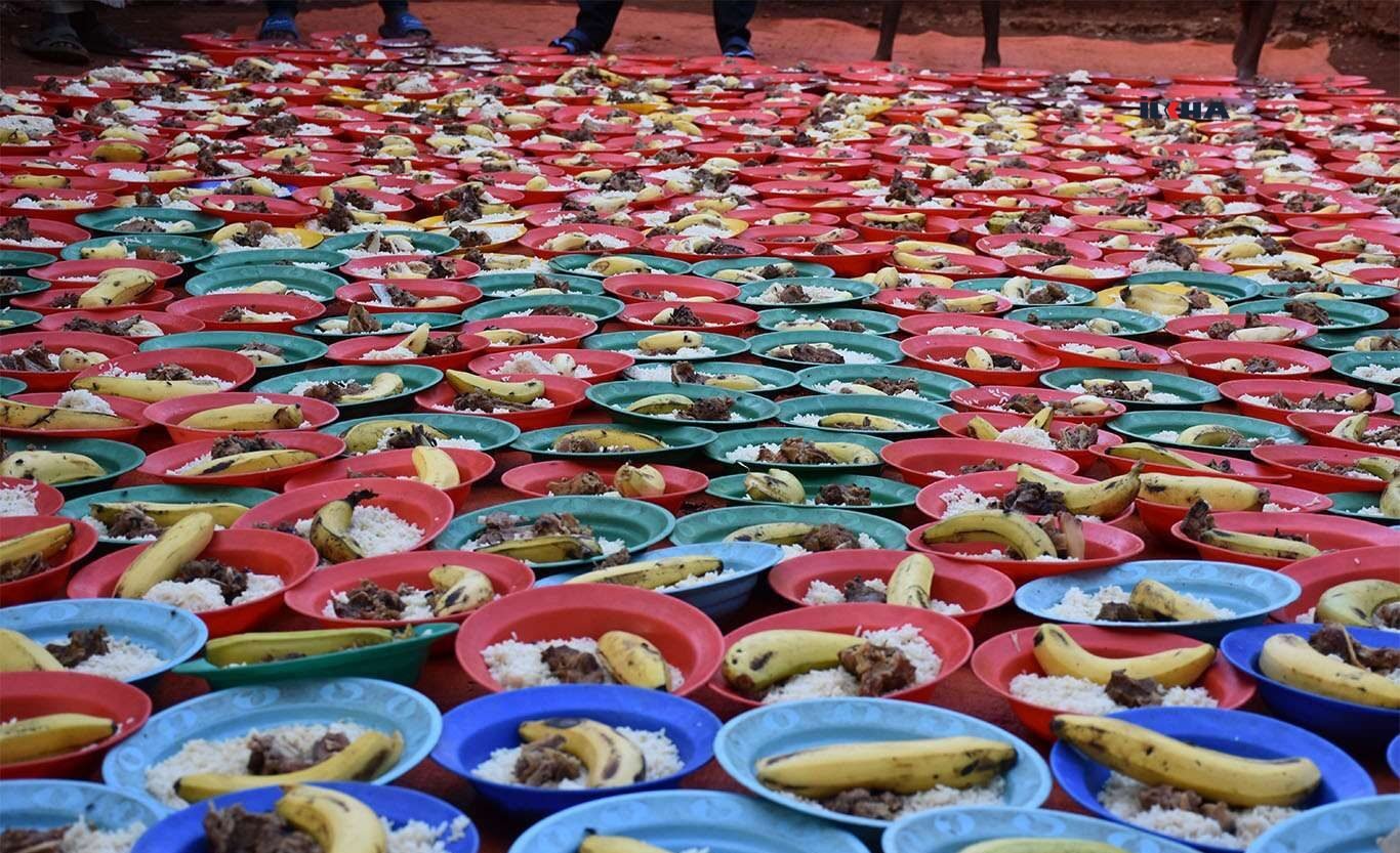 Fransa Yetim Eli Uganda’da düzenledikleri program kapsamında yüzlerce kişiye iftar verdi.