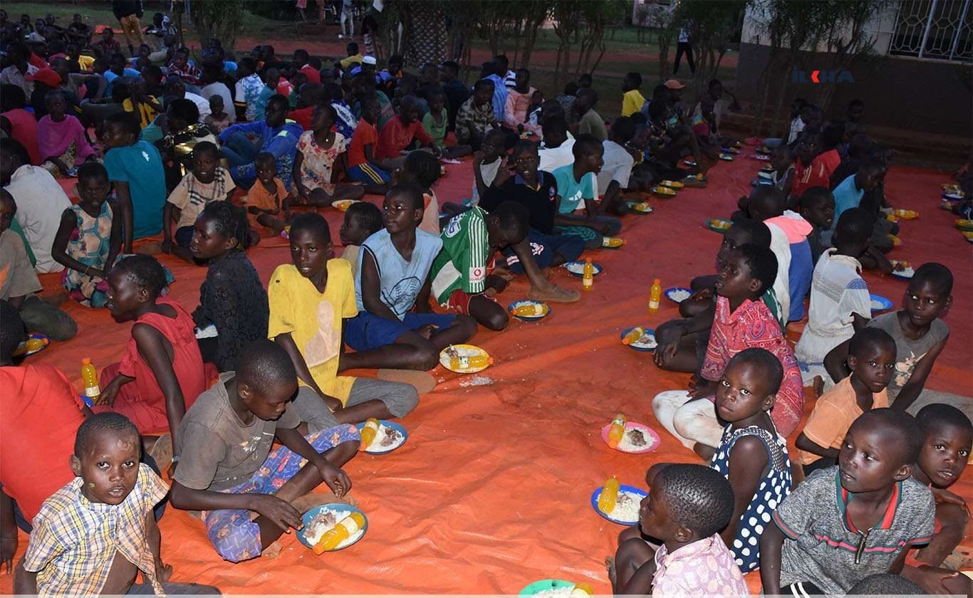Fransa Yetim Eli Uganda’da düzenledikleri program kapsamında yüzlerce kişiye iftar verdi.