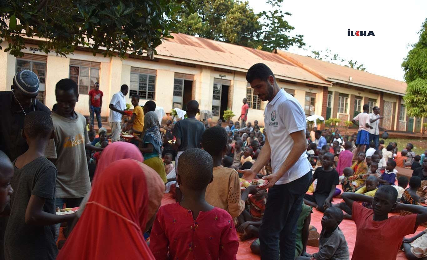 Fransa Yetim Eli Uganda’da düzenledikleri program kapsamında yüzlerce kişiye iftar verdi.