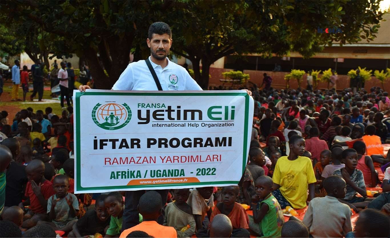 Fransa Yetim Eli Uganda’da düzenledikleri program kapsamında yüzlerce kişiye iftar verdi.
